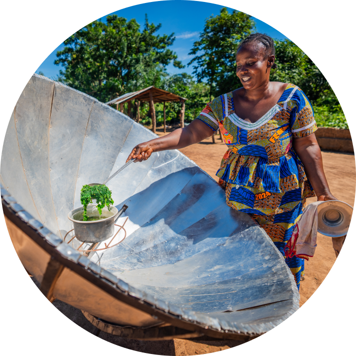 Solar cooker using sunlight to prepare a meal outdoors